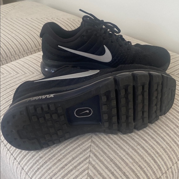 Black Nike sneakers 7.5 - Picture 3 of 4